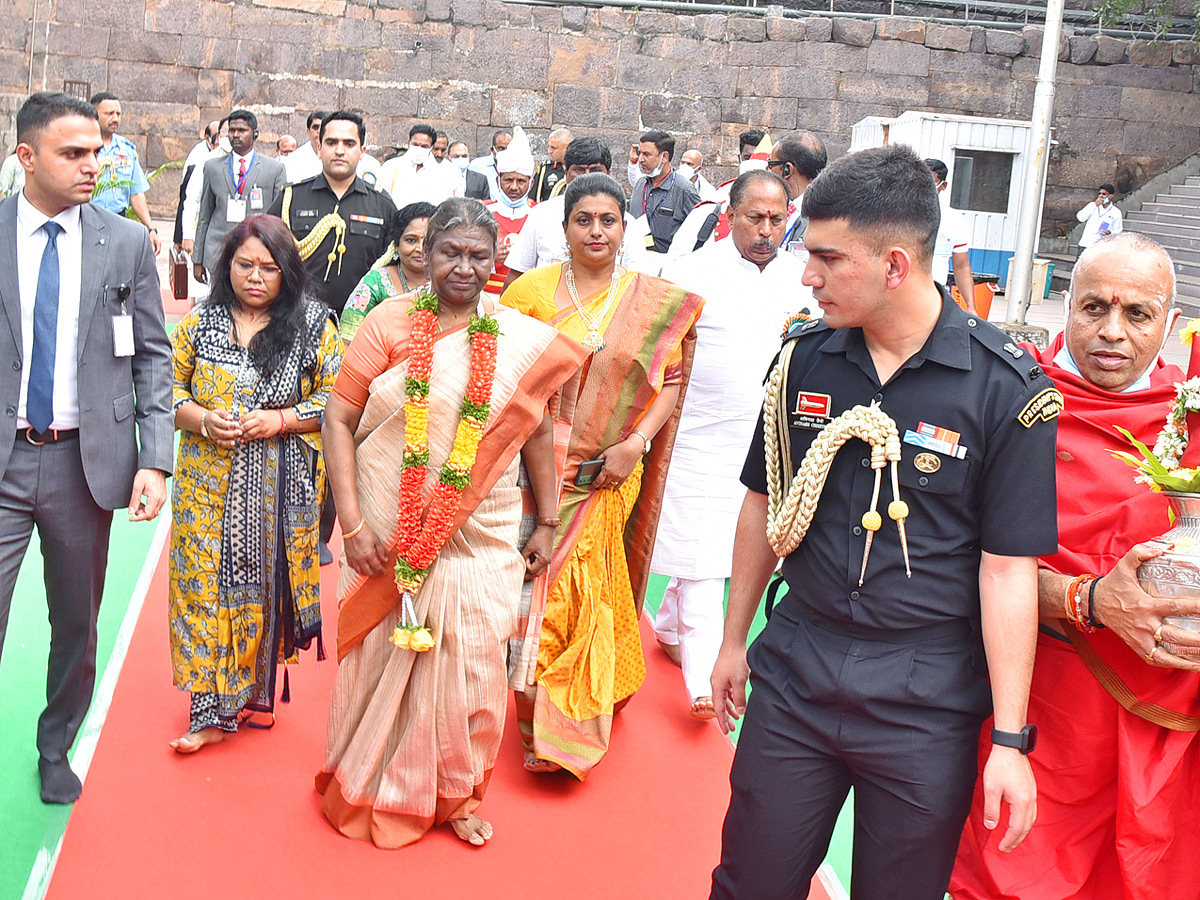 President Droupadi Murmu Visits Srisailam Mallikarjuna Swamy Temple Photos - Sakshi2