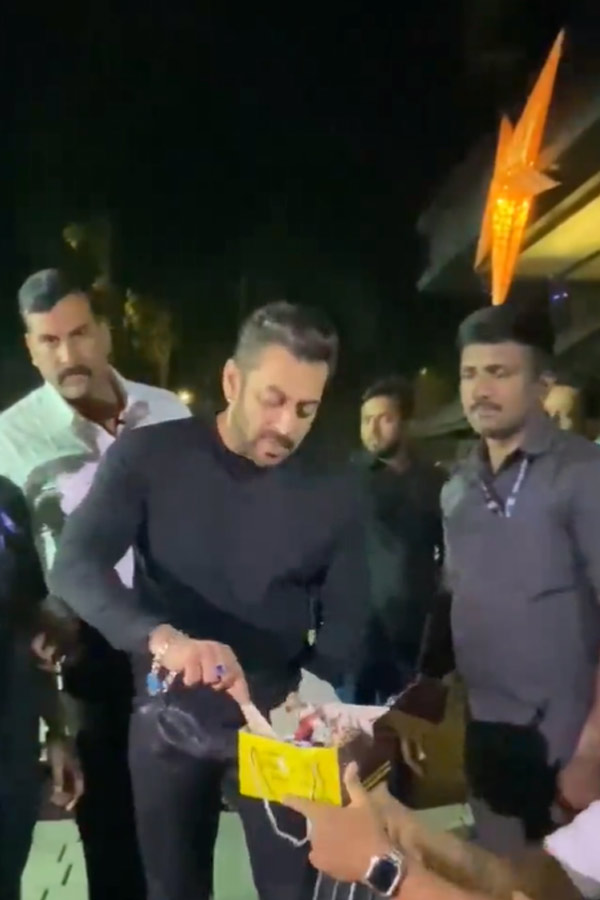 Salman Khan Birthday Celebration In Mumbai Photos - Sakshi17