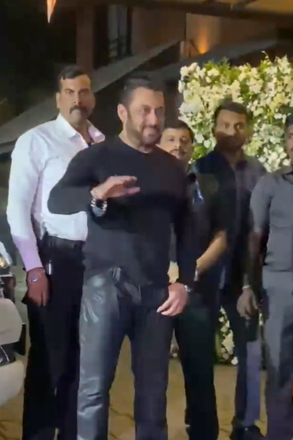 Salman Khan Birthday Celebration In Mumbai Photos - Sakshi18