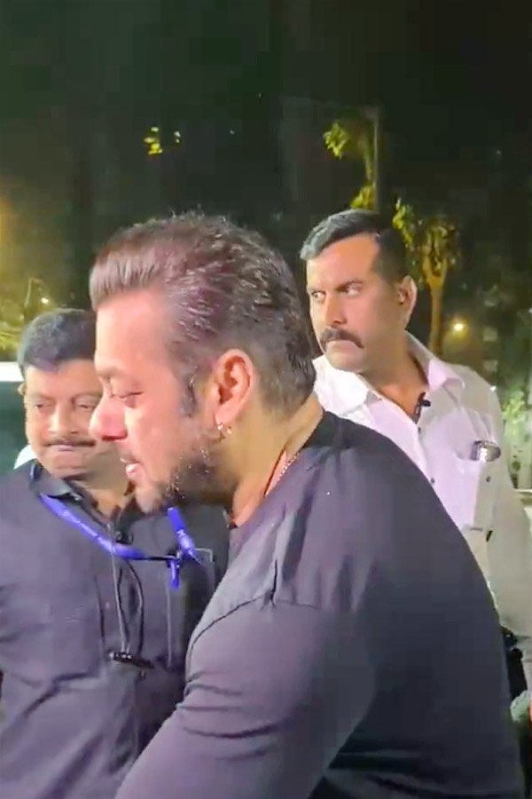 Salman Khan Birthday Celebration In Mumbai Photos - Sakshi19