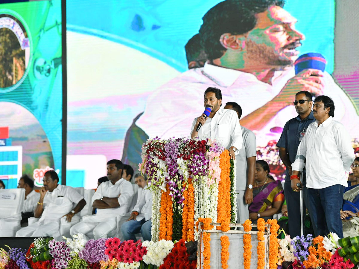 CM YS Jagan Visits Anakapalle And Narsipatnam Tour Photos - Sakshi2