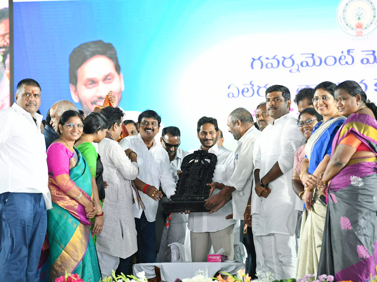 CM YS Jagan Visits Anakapalle And Narsipatnam Tour Photos - Sakshi10