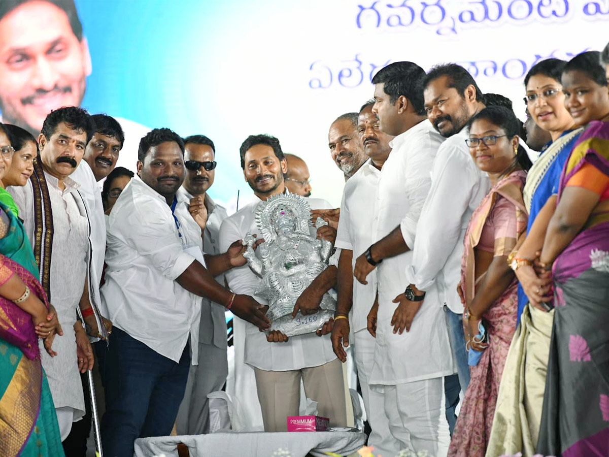 CM YS Jagan Visits Anakapalle And Narsipatnam Tour Photos - Sakshi11