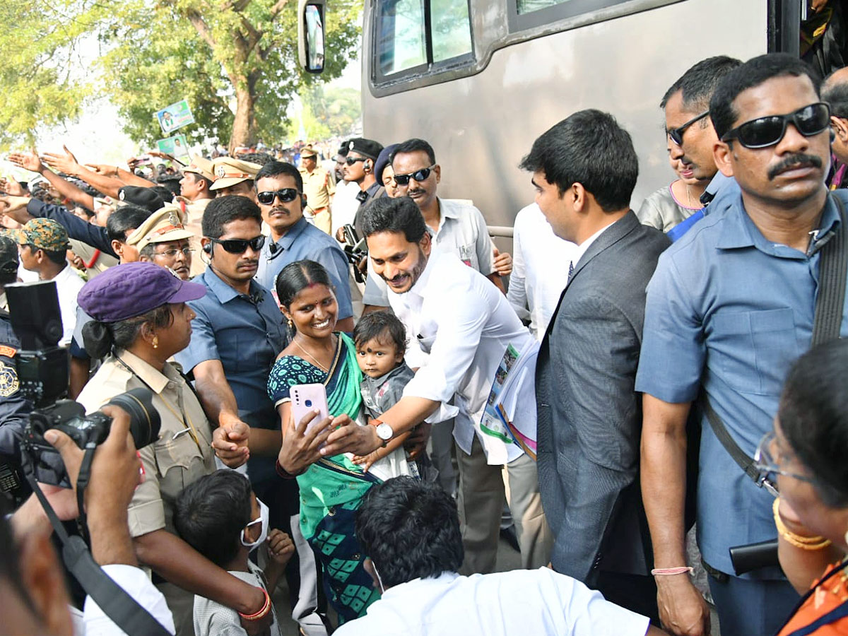 CM YS Jagan Visits Anakapalle And Narsipatnam Tour Photos - Sakshi12