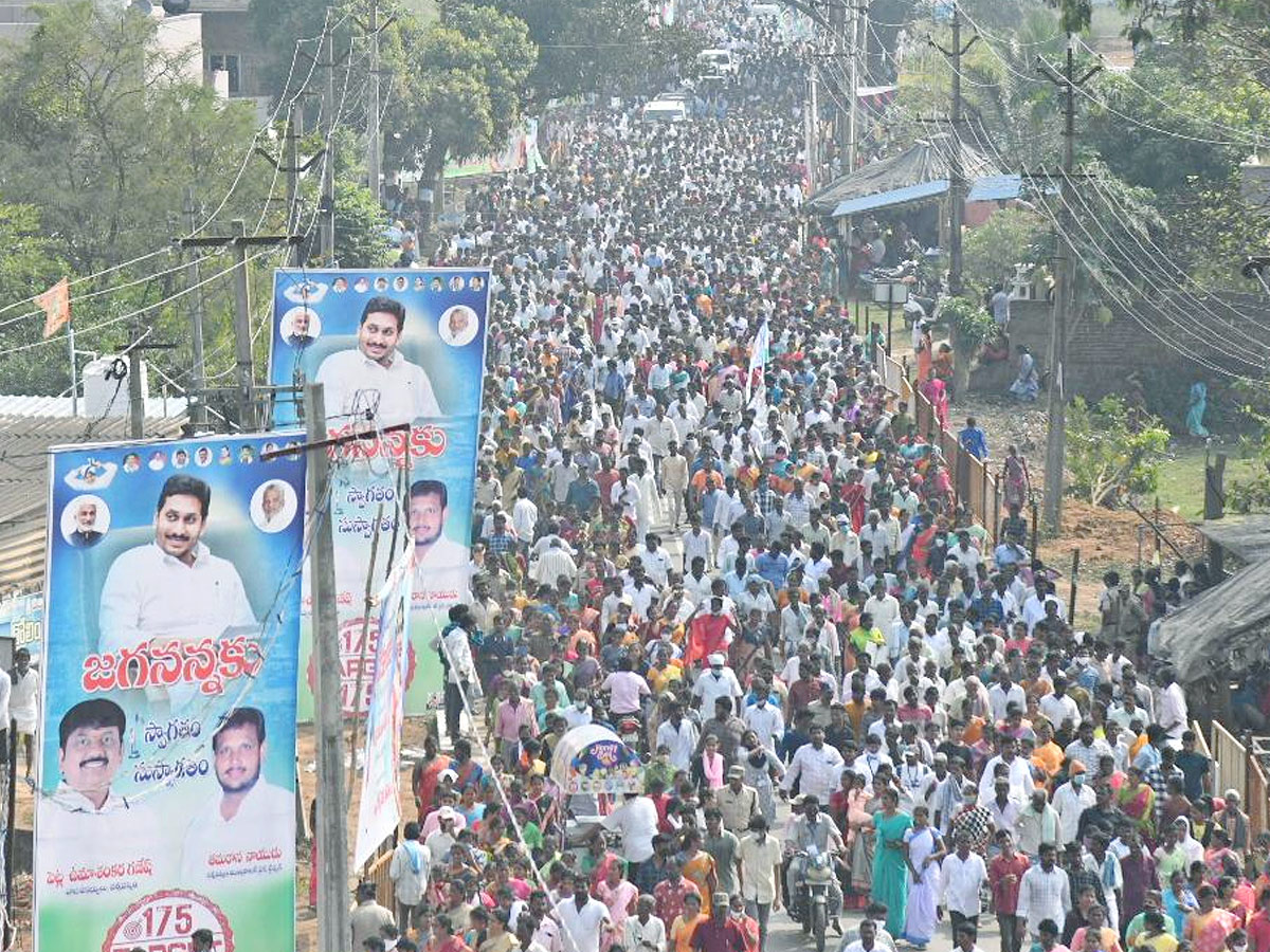 CM YS Jagan Visits Anakapalle And Narsipatnam Tour Photos - Sakshi13