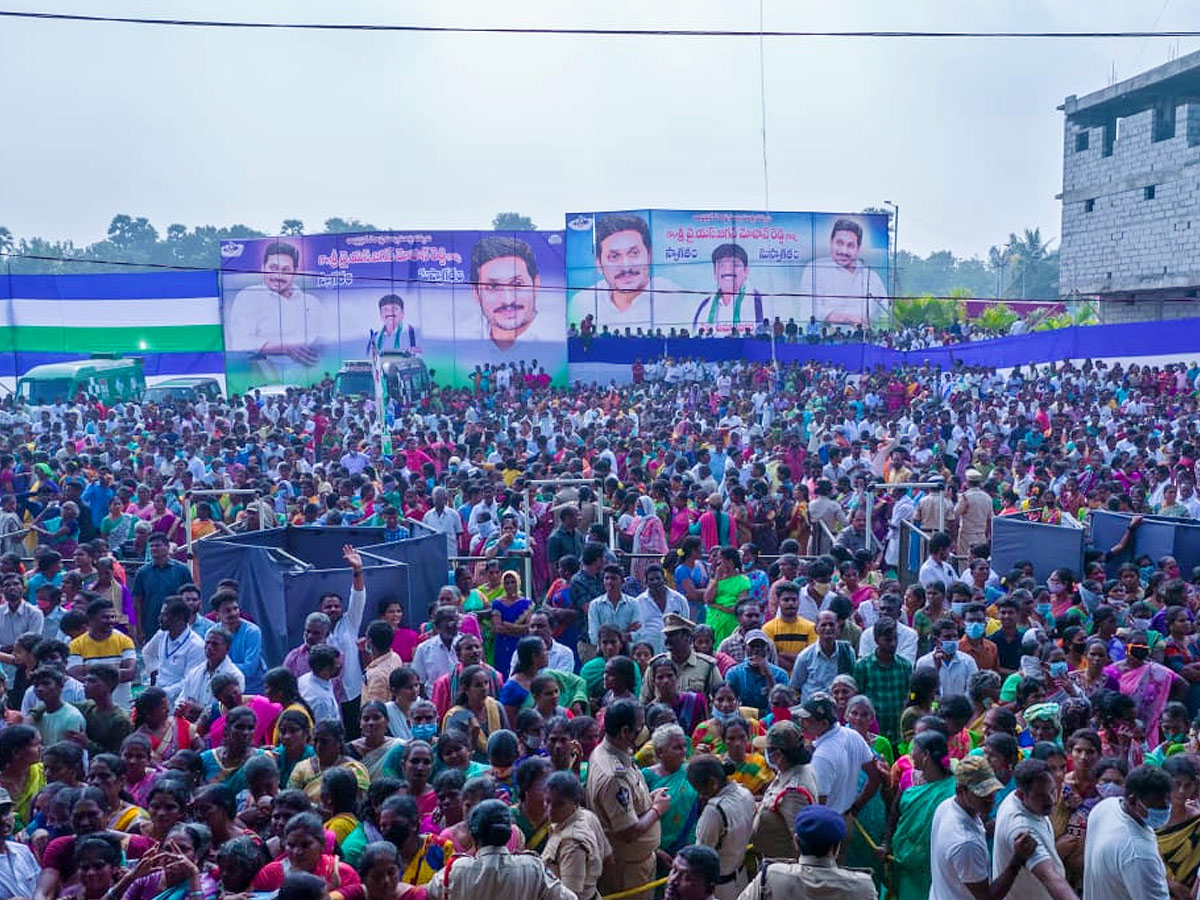 CM YS Jagan Visits Anakapalle And Narsipatnam Tour Photos - Sakshi17