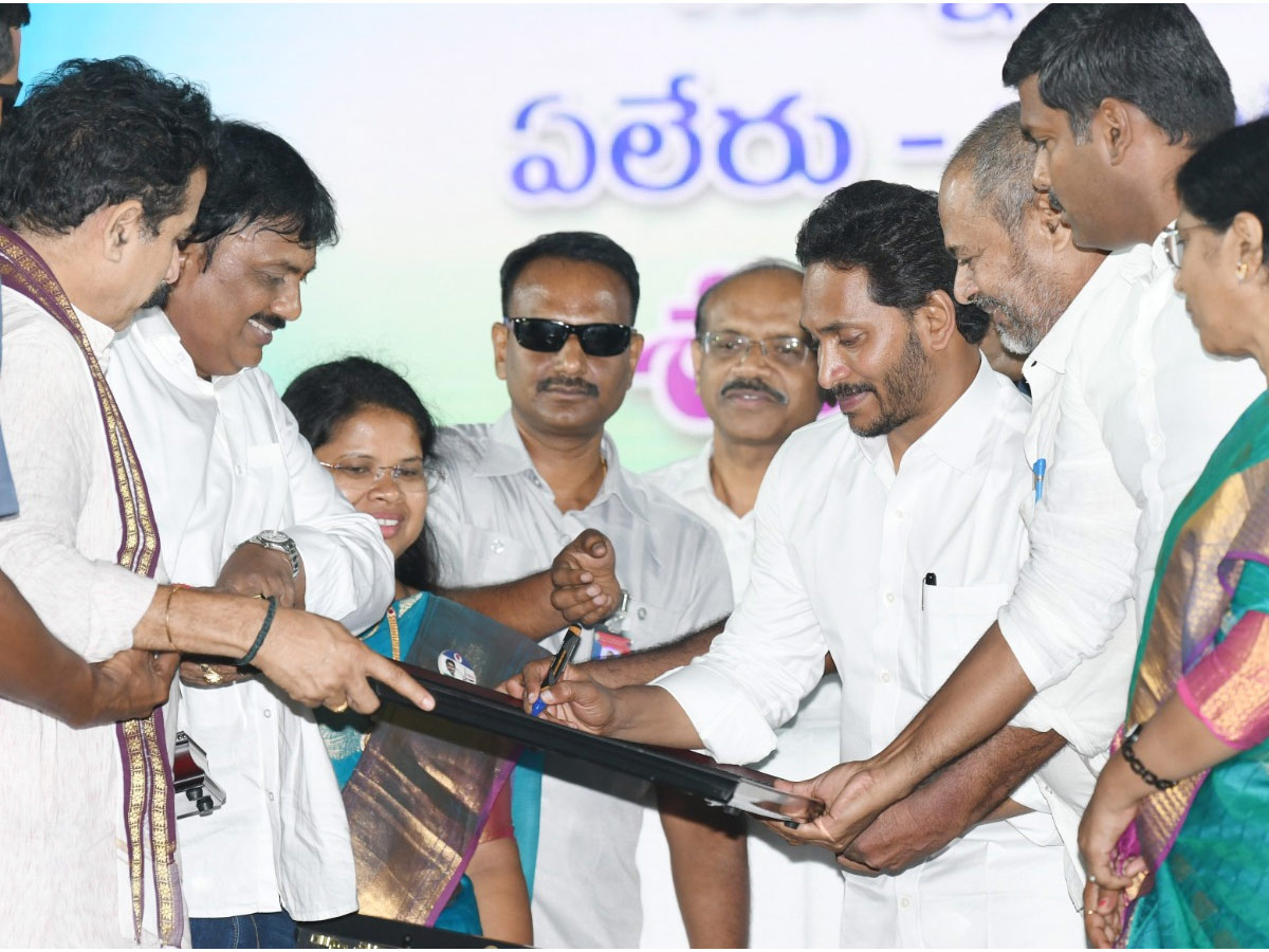 CM YS Jagan Visits Anakapalle And Narsipatnam Tour Photos - Sakshi18