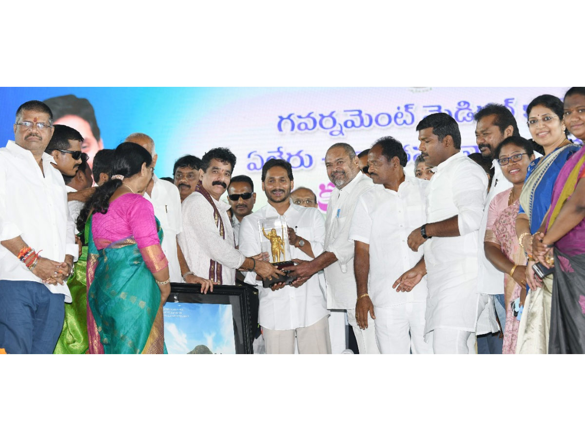 CM YS Jagan Visits Anakapalle And Narsipatnam Tour Photos - Sakshi19