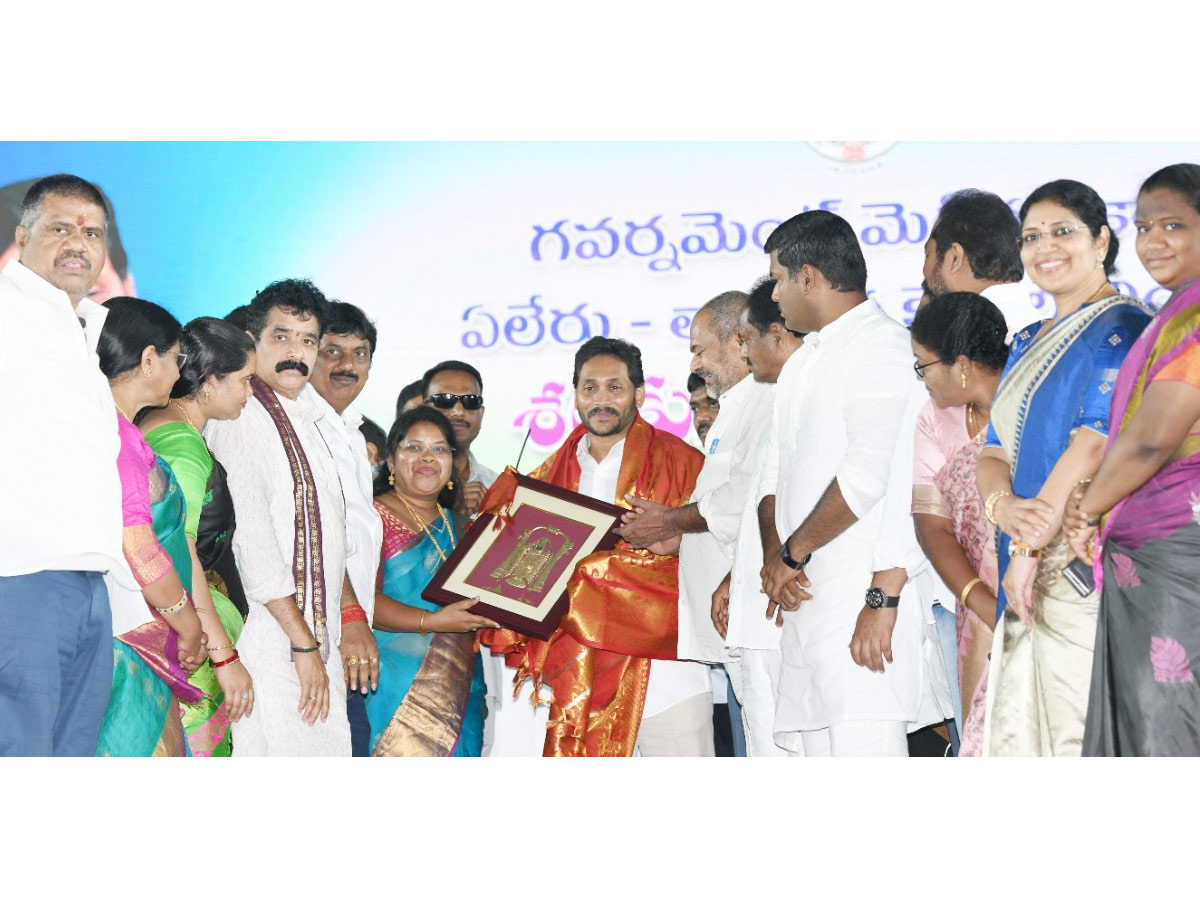 CM YS Jagan Visits Anakapalle And Narsipatnam Tour Photos - Sakshi20