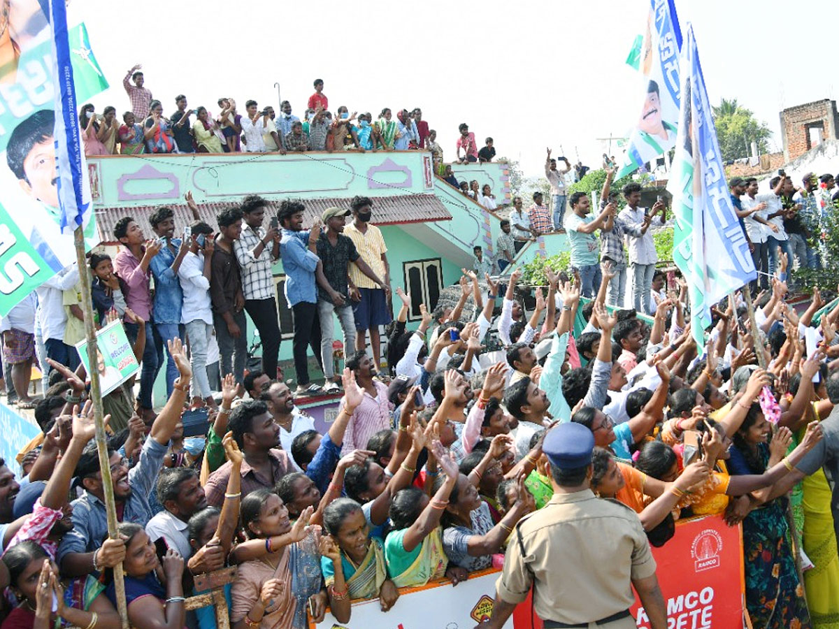 CM YS Jagan Visits Anakapalle And Narsipatnam Tour Photos - Sakshi21