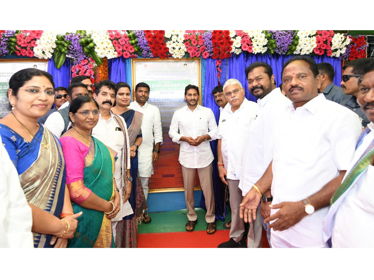 CM YS Jagan Visits Anakapalle And Narsipatnam Tour Photos - Sakshi25