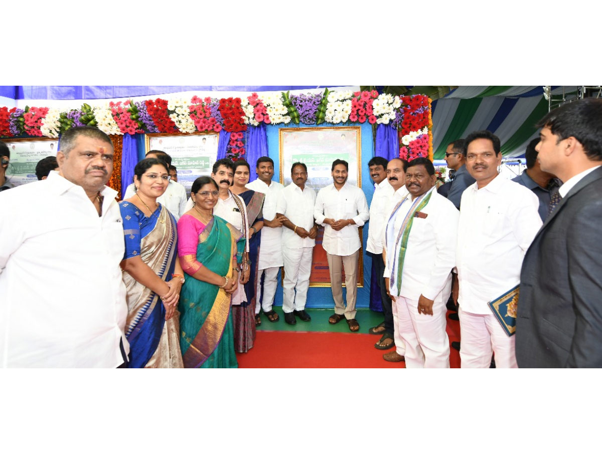 CM YS Jagan Visits Anakapalle And Narsipatnam Tour Photos - Sakshi27