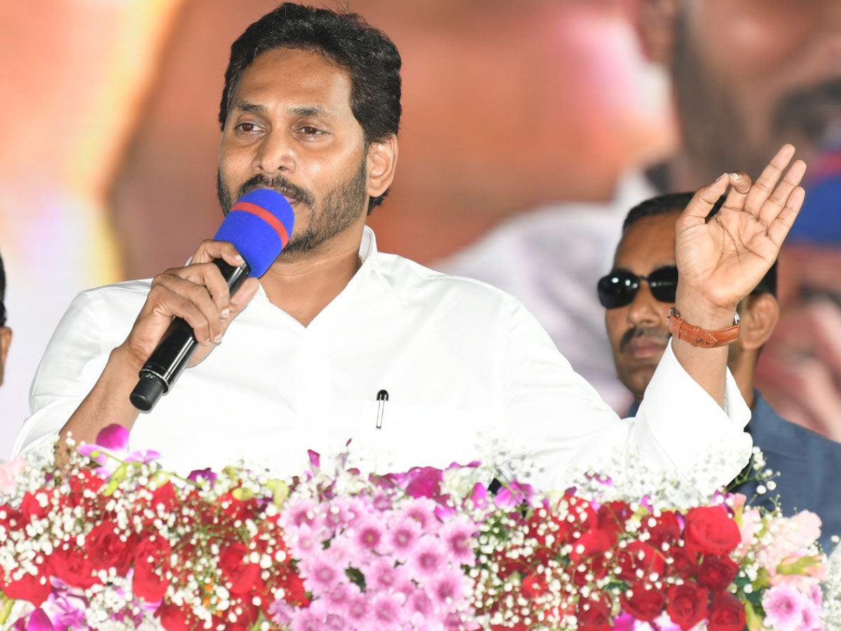 CM YS Jagan Visits Anakapalle And Narsipatnam Tour Photos - Sakshi32