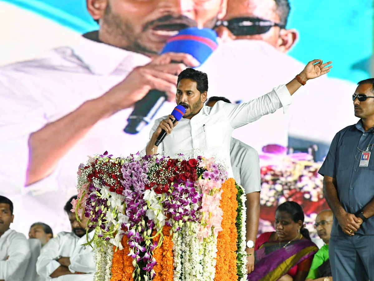 CM YS Jagan Visits Anakapalle And Narsipatnam Tour Photos - Sakshi9