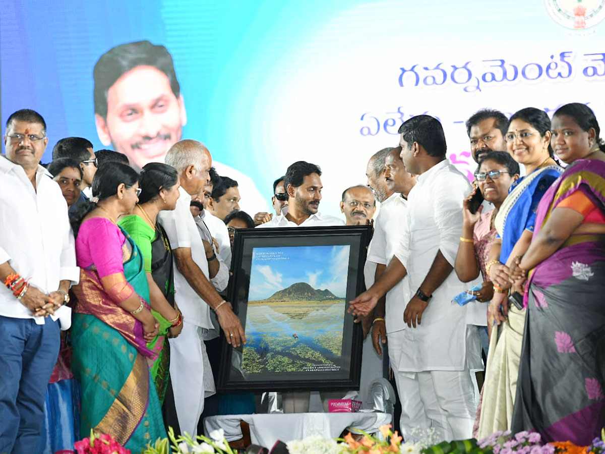 CM YS Jagan Visits Anakapalle And Narsipatnam Tour Photos - Sakshi1