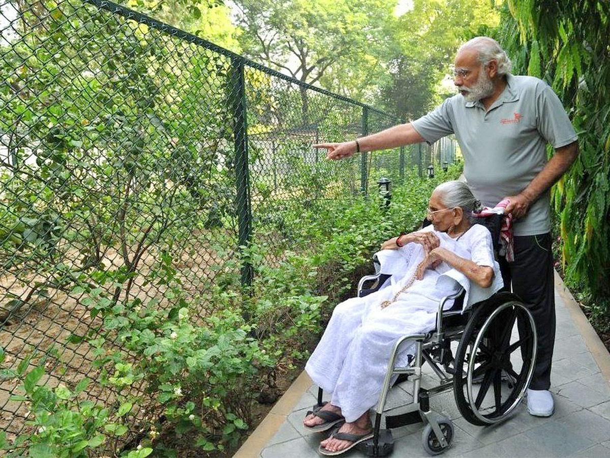 PM Narendra Modi Mother Heeraben Modi Photos - Sakshi2