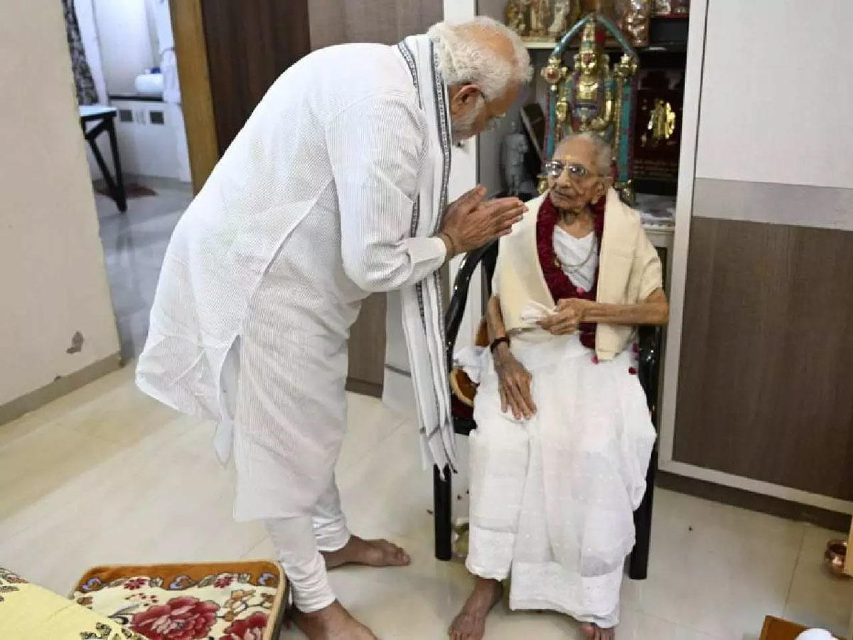 PM Narendra Modi Mother Heeraben Modi Photos - Sakshi14