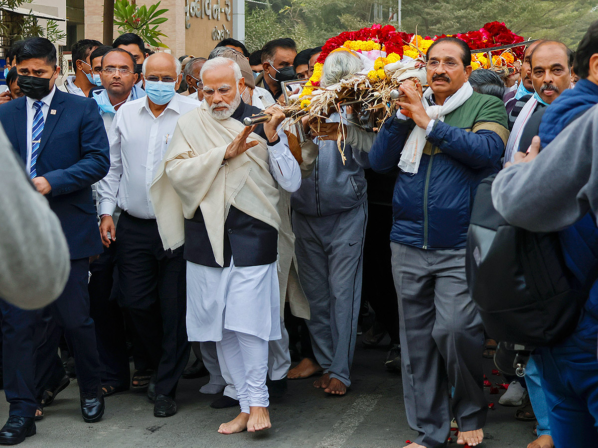 PM Narendra Modi Performs Last Rites Of His Mother Heeraben  - Sakshi1