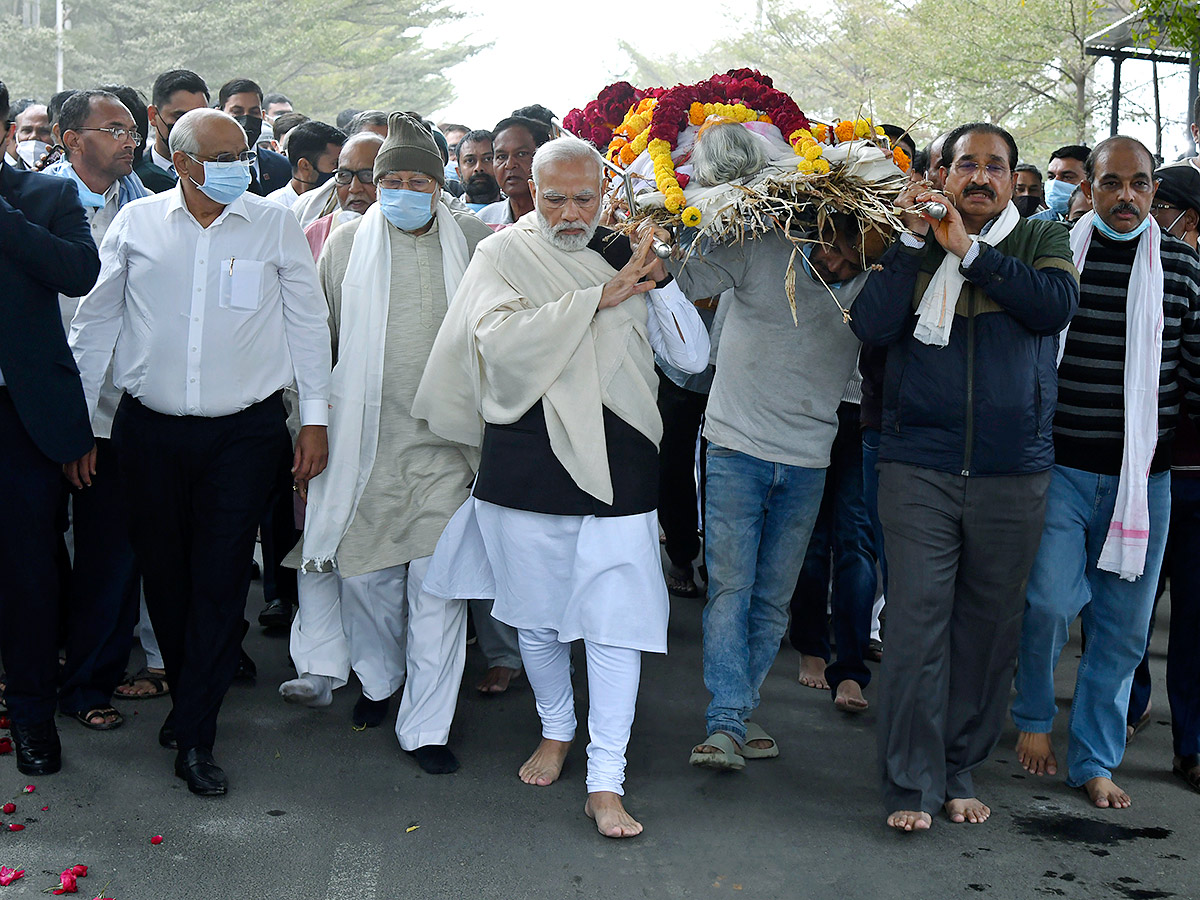 PM Narendra Modi Performs Last Rites Of His Mother Heeraben  - Sakshi10