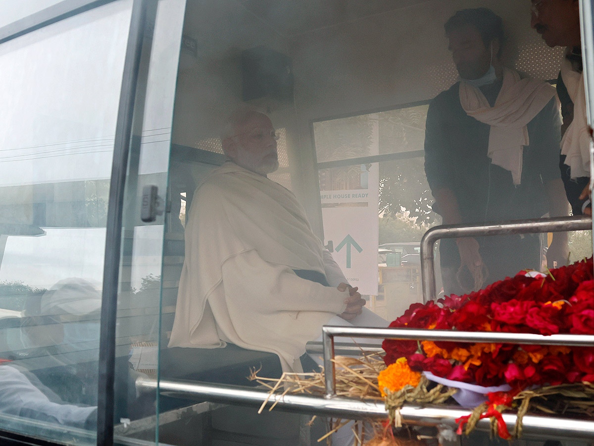 PM Narendra Modi Performs Last Rites Of His Mother Heeraben  - Sakshi11