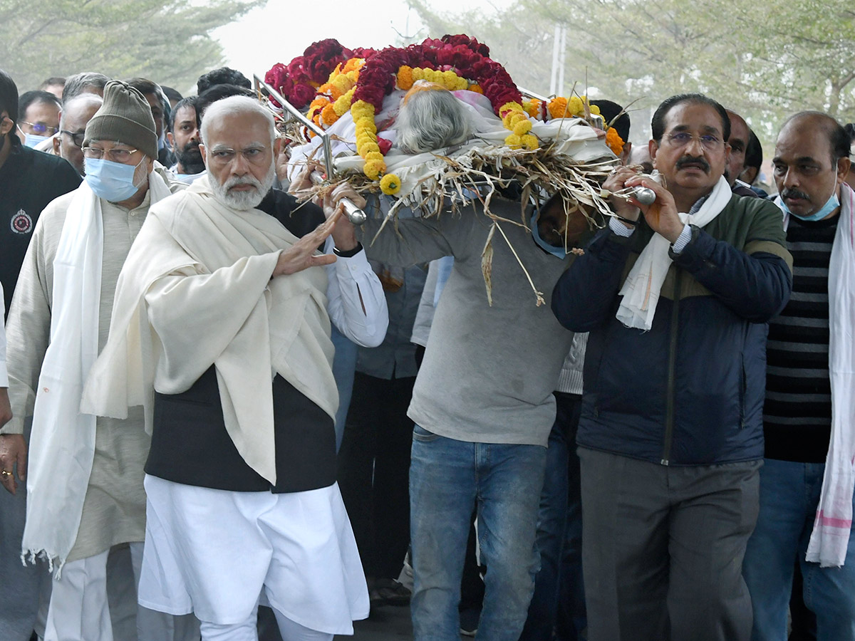 PM Narendra Modi Performs Last Rites Of His Mother Heeraben  - Sakshi12