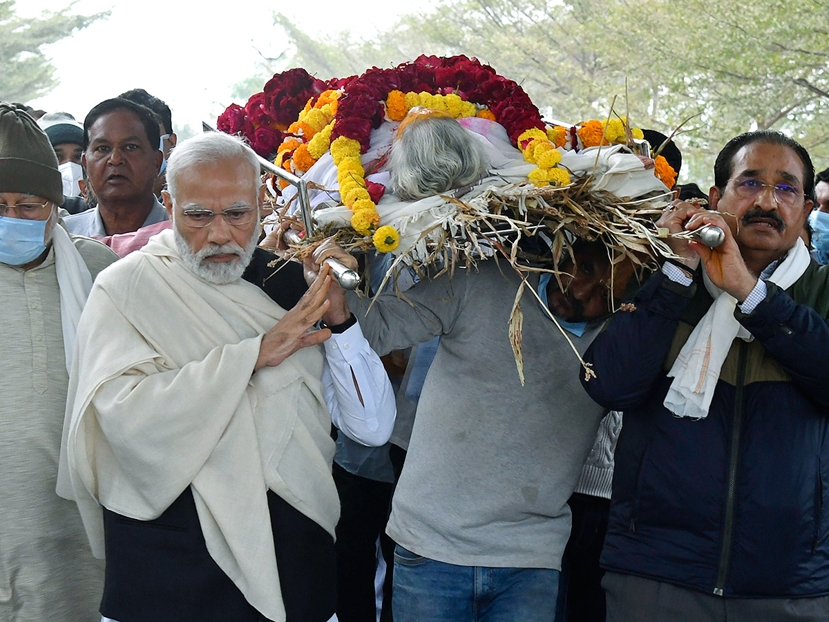 PM Narendra Modi Performs Last Rites Of His Mother Heeraben  - Sakshi13