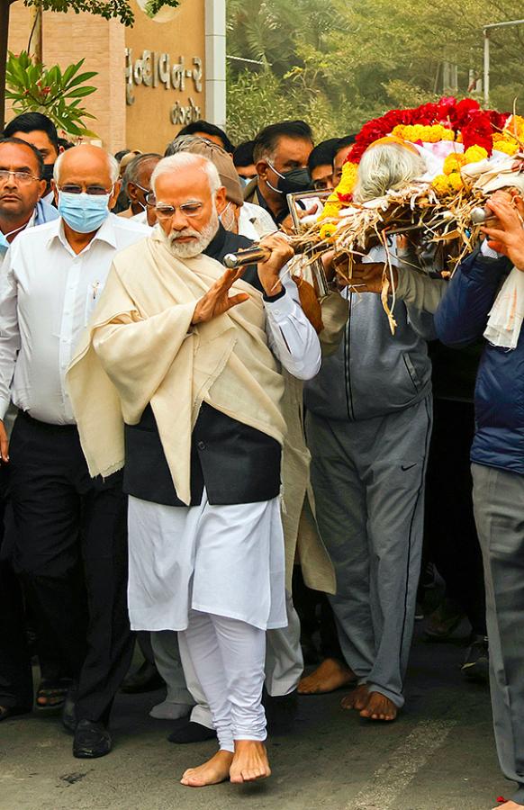 PM Narendra Modi Performs Last Rites Of His Mother Heeraben  - Sakshi14