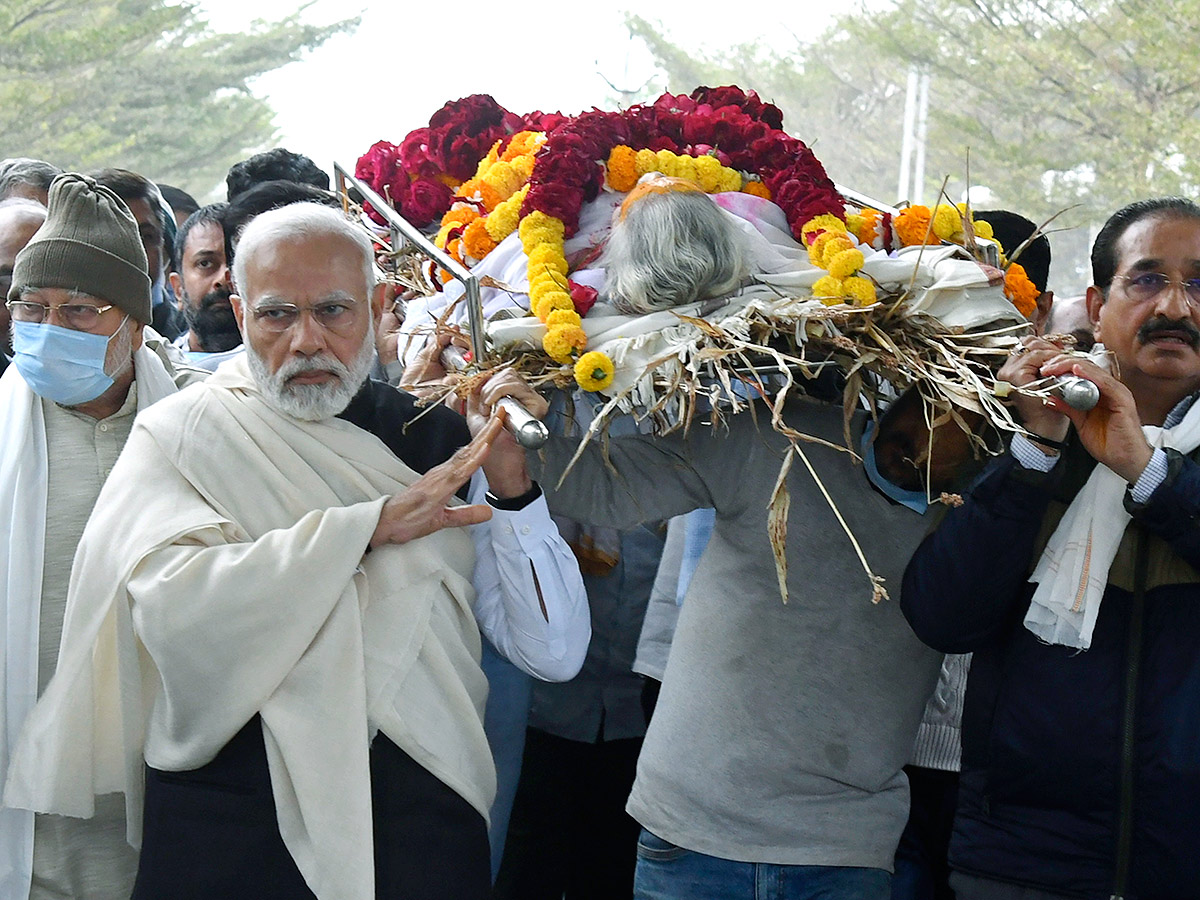 PM Narendra Modi Performs Last Rites Of His Mother Heeraben  - Sakshi2