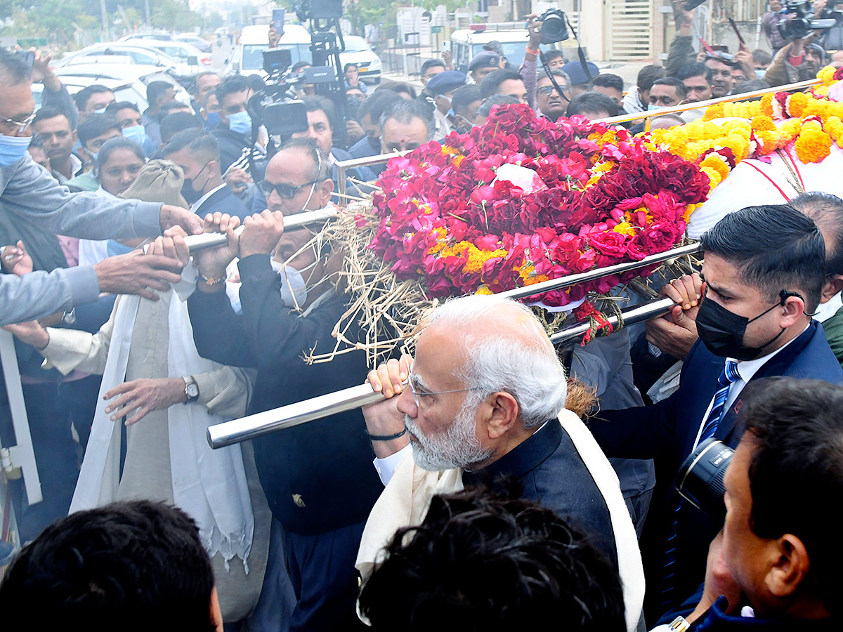 PM Narendra Modi Performs Last Rites Of His Mother Heeraben  - Sakshi3