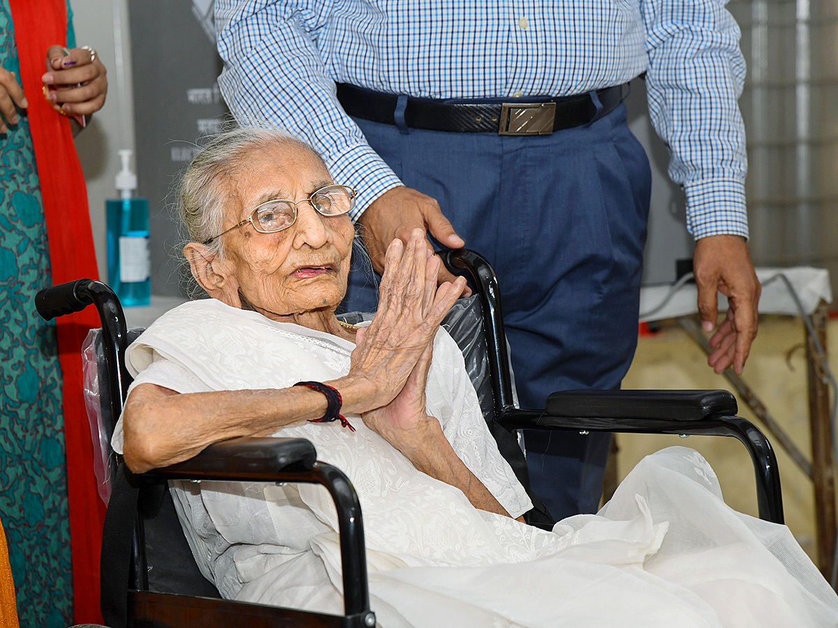 PM Narendra Modi Performs Last Rites Of His Mother Heeraben  - Sakshi4