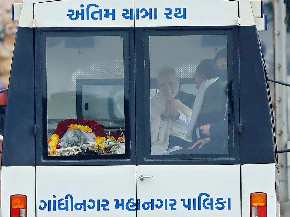 PM Narendra Modi Performs Last Rites Of His Mother Heeraben  - Sakshi5