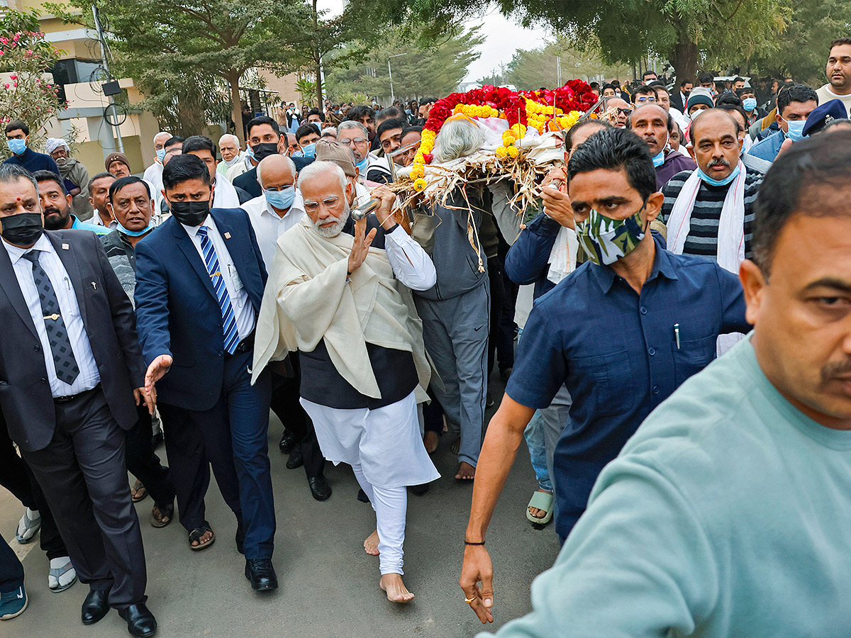 PM Narendra Modi Performs Last Rites Of His Mother Heeraben  - Sakshi6