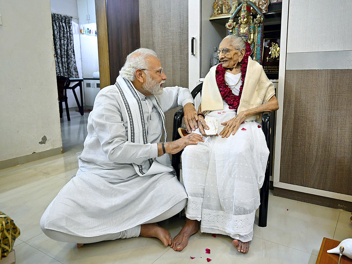 PM Narendra Modi Performs Last Rites Of His Mother Heeraben  - Sakshi7