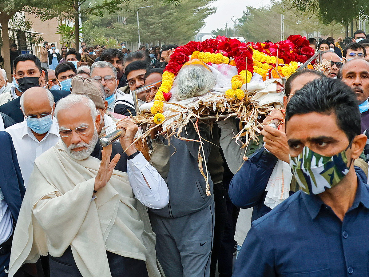 PM Narendra Modi Performs Last Rites Of His Mother Heeraben  - Sakshi8