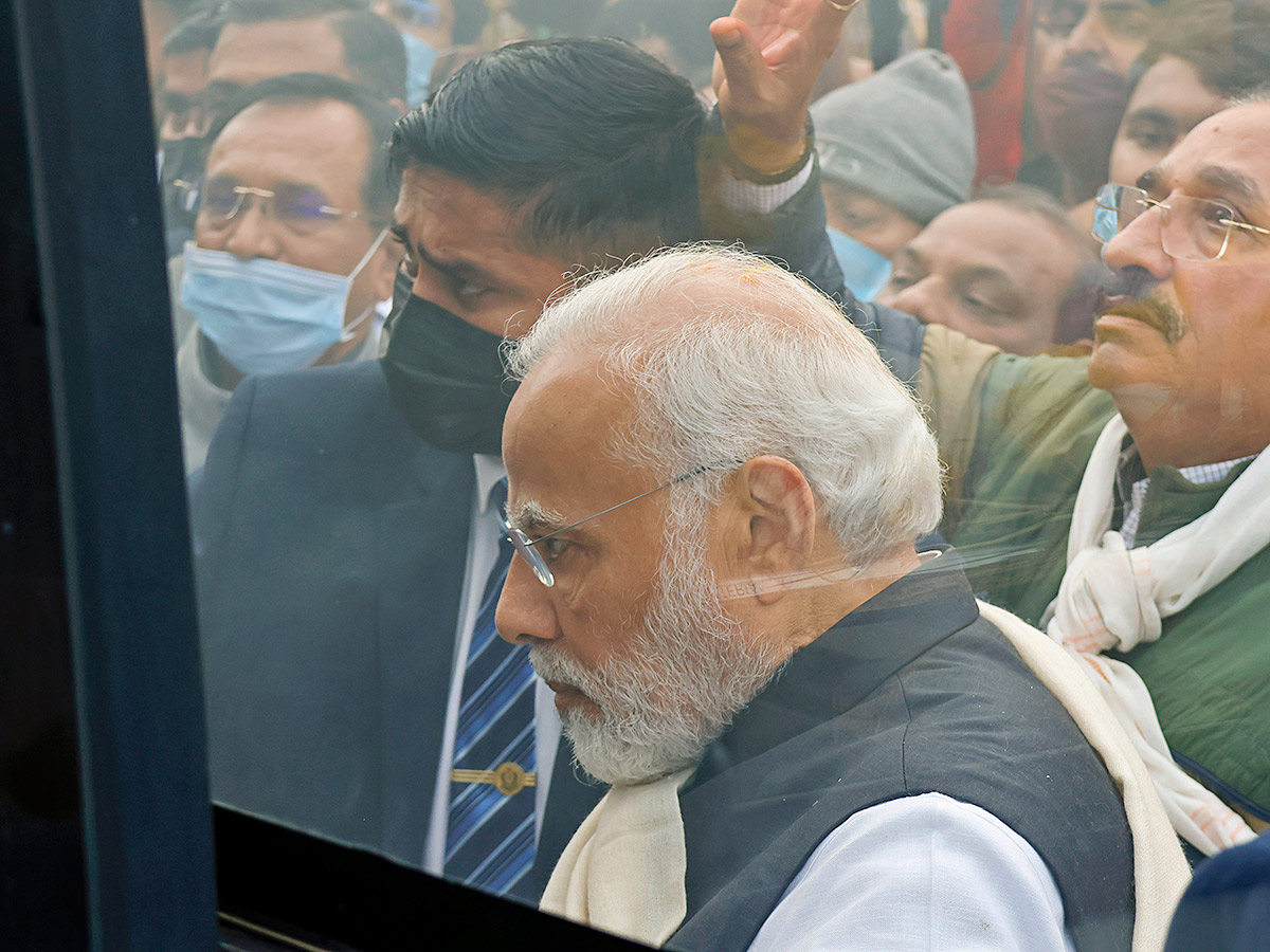 PM Narendra Modi Performs Last Rites Of His Mother Heeraben  - Sakshi9