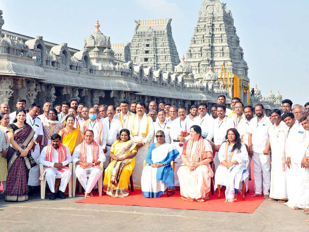 President Draupadi Murmu Visits Yadadri Temple Photos - Sakshi2