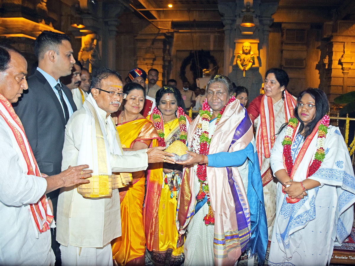 President Draupadi Murmu Visits Yadadri Temple Photos - Sakshi1