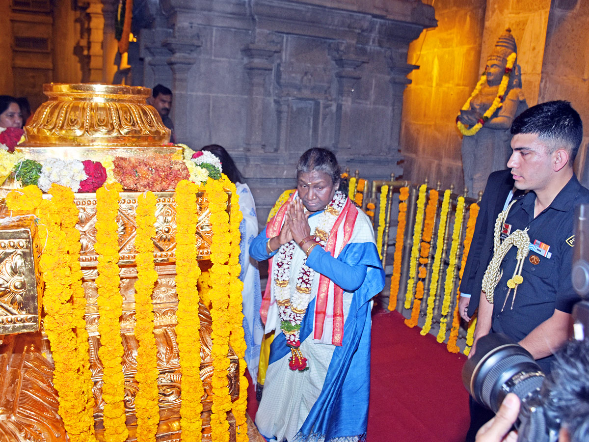 President Draupadi Murmu Visits Yadadri Temple Photos - Sakshi11