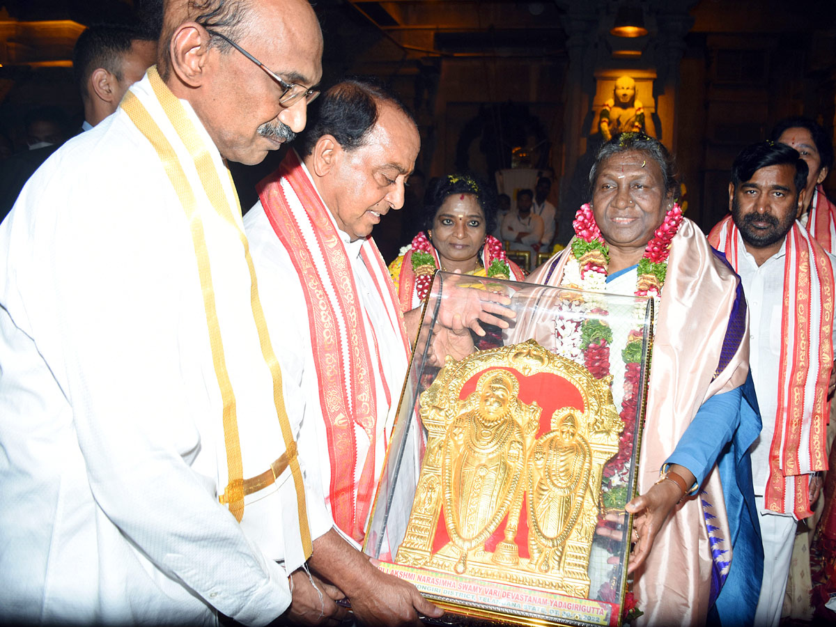 President Draupadi Murmu Visits Yadadri Temple Photos - Sakshi12