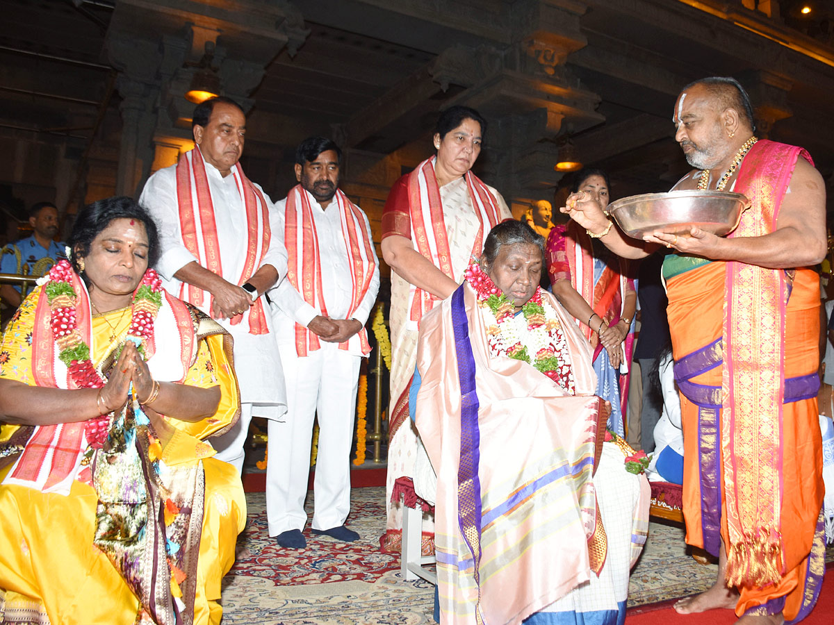 President Draupadi Murmu Visits Yadadri Temple Photos - Sakshi13