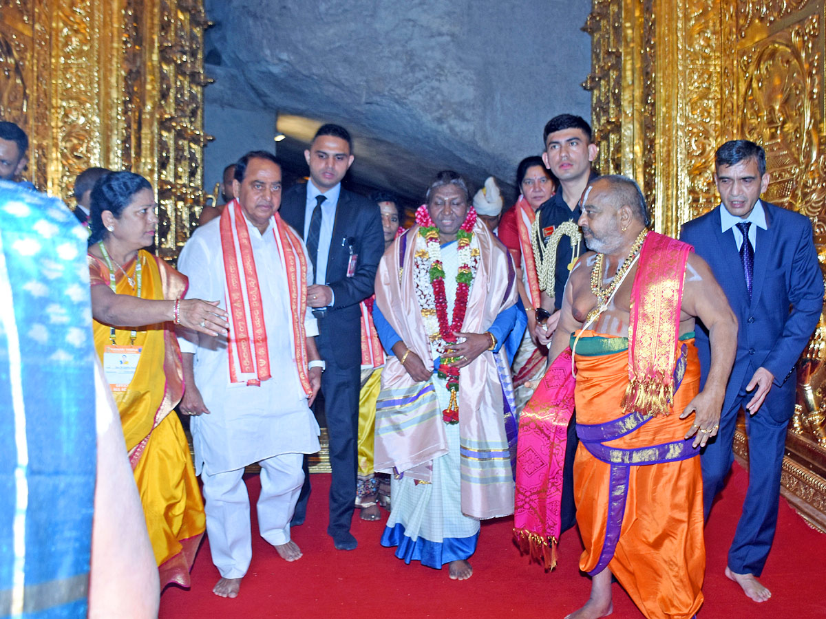 President Draupadi Murmu Visits Yadadri Temple Photos - Sakshi15