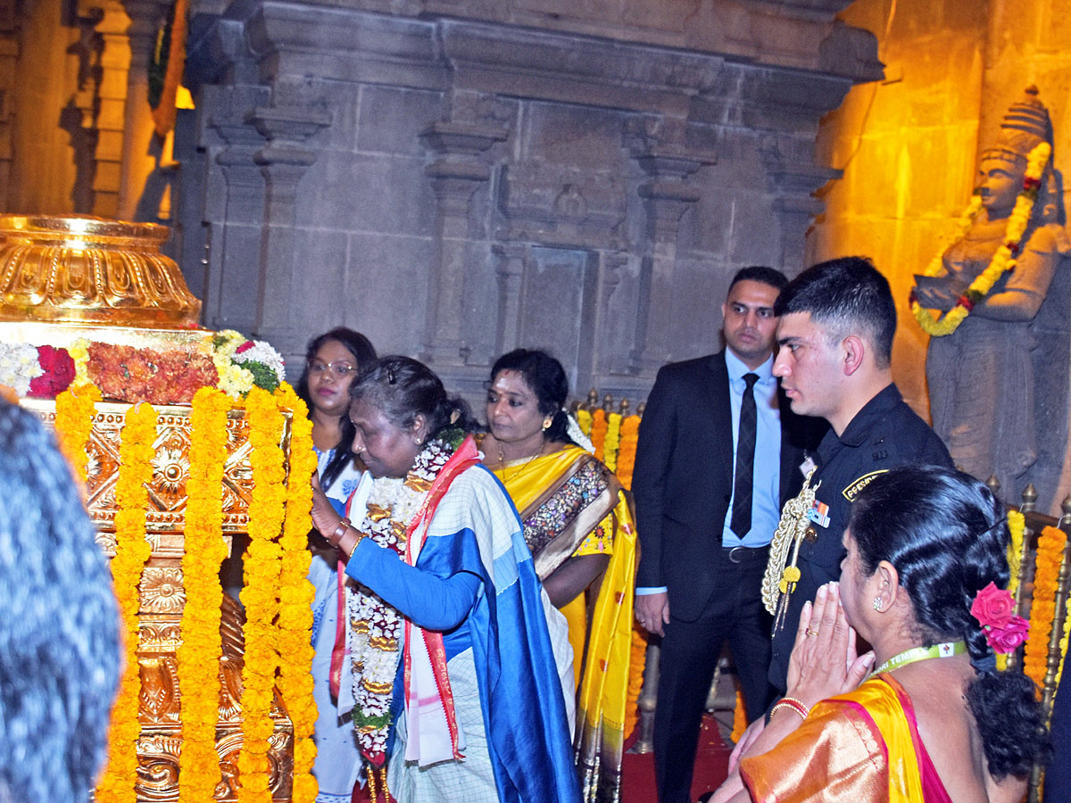 President Draupadi Murmu Visits Yadadri Temple Photos - Sakshi16