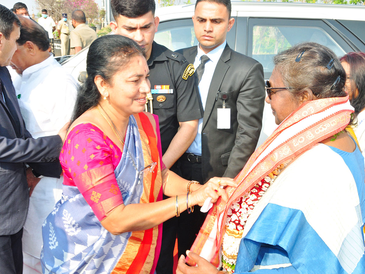 President Draupadi Murmu Visits Yadadri Temple Photos - Sakshi17