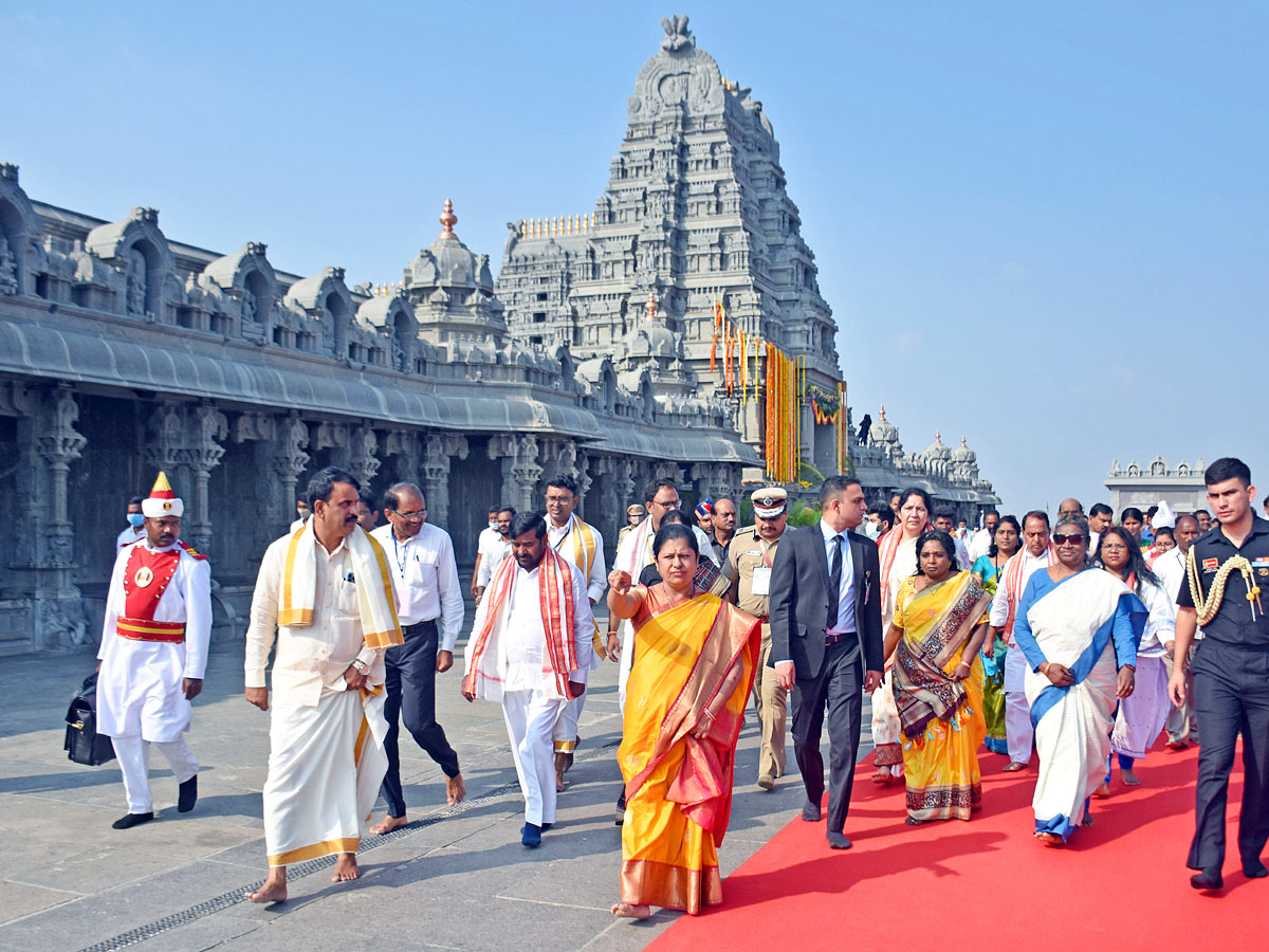 President Draupadi Murmu Visits Yadadri Temple Photos - Sakshi4