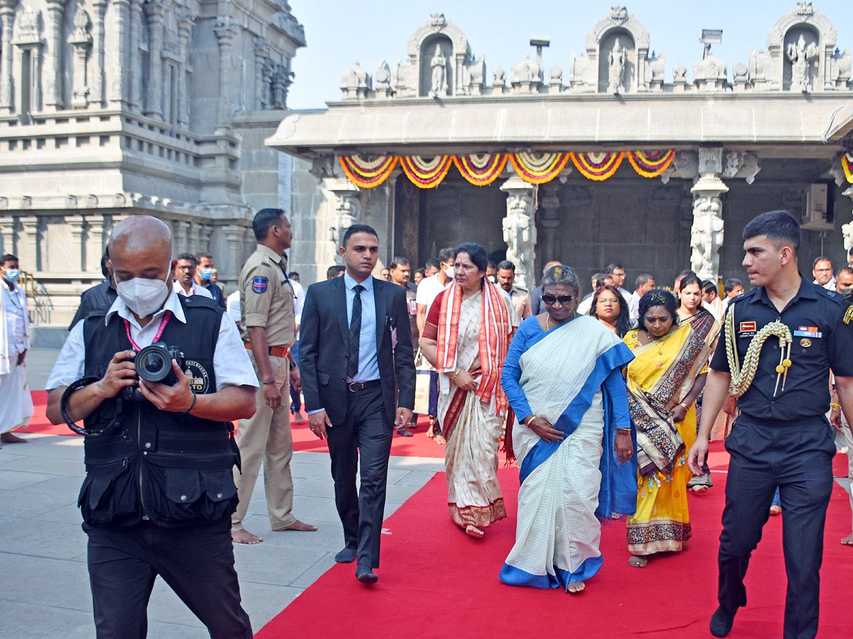 President Draupadi Murmu Visits Yadadri Temple Photos - Sakshi5