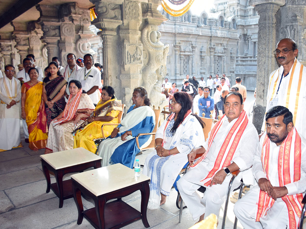 President Draupadi Murmu Visits Yadadri Temple Photos - Sakshi6