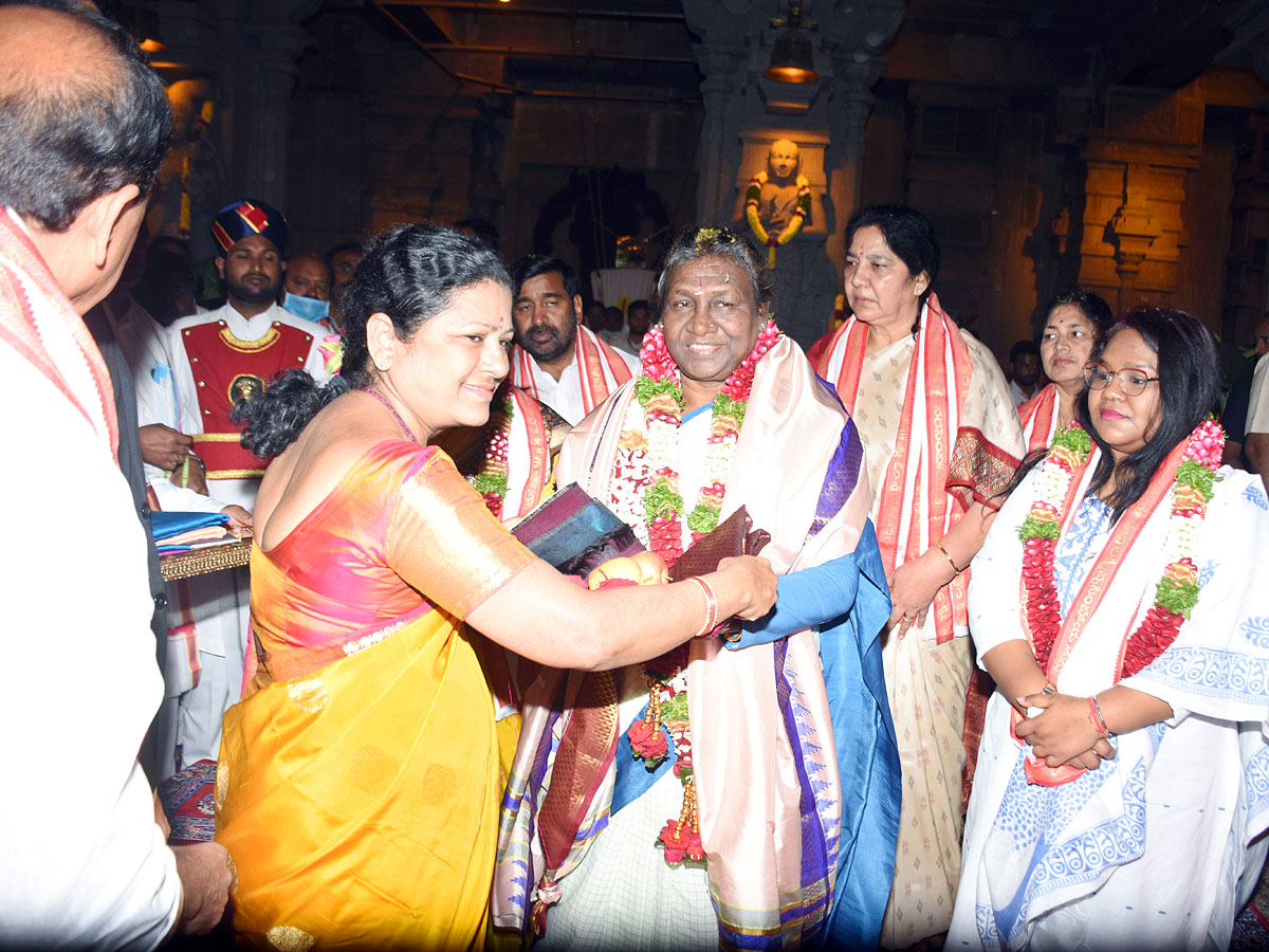 President Draupadi Murmu Visits Yadadri Temple Photos - Sakshi10