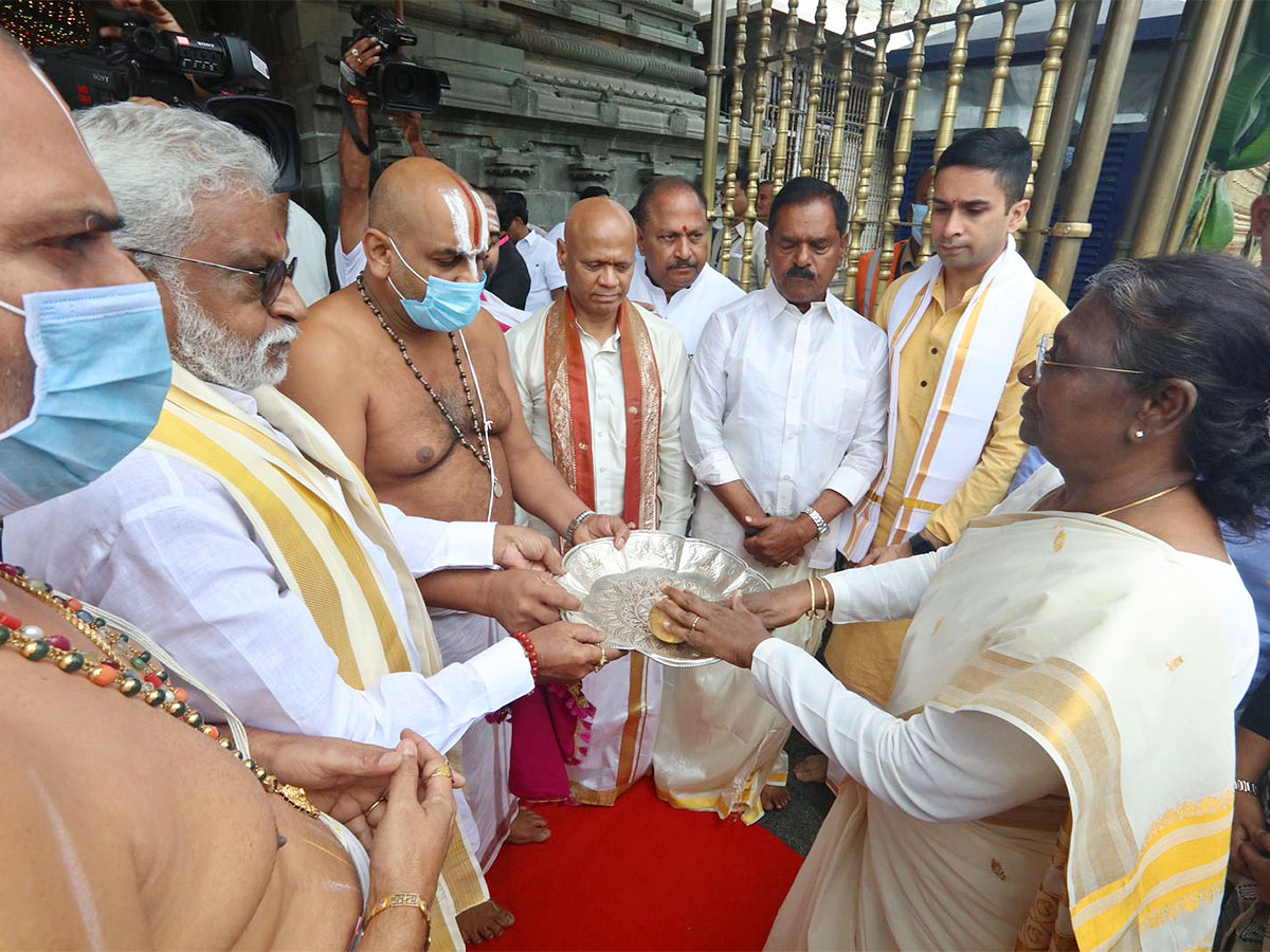 President Draupadi Murmu visit Tirupati - Sakshi10