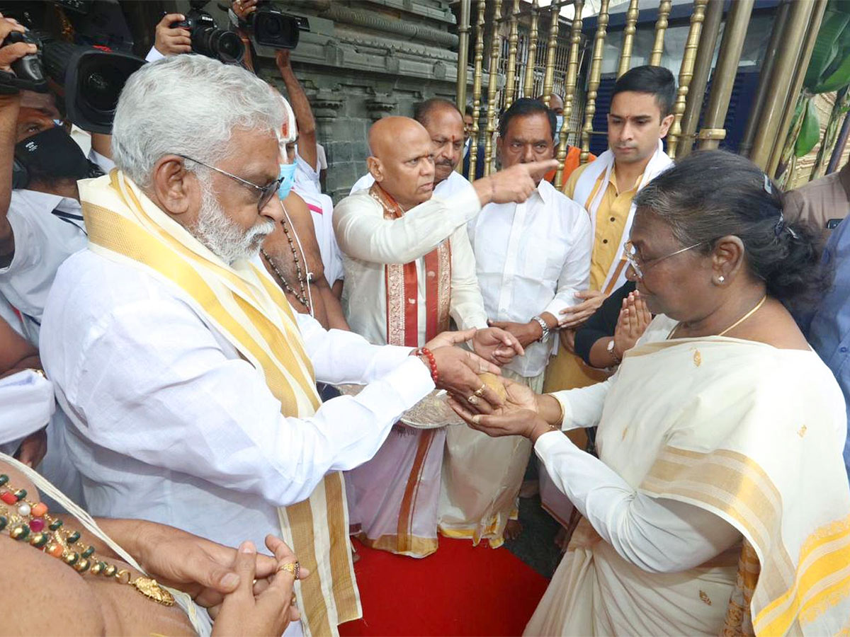 President Draupadi Murmu visit Tirupati - Sakshi15