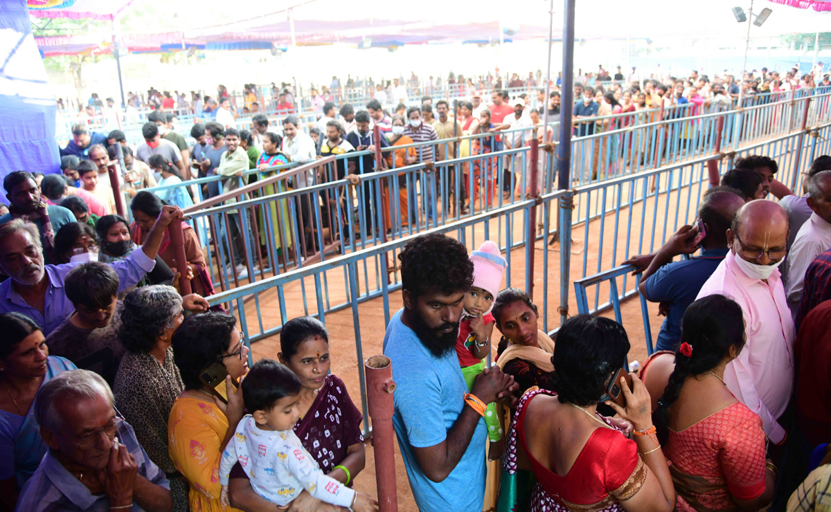 Devotees Huge Rush at Tirumala Due To Vaikunta Ekadasi - Sakshi2